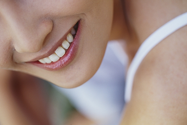 白い歯で、笑顔の印象も美しくさわやかに。